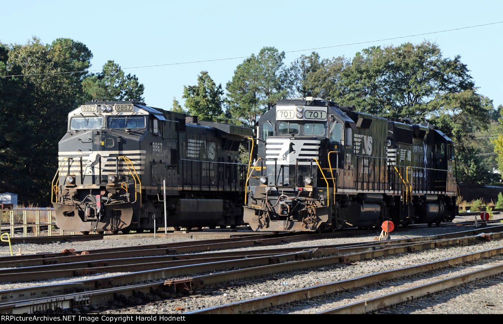 NS 9867 & 701 in Glenwood Yard